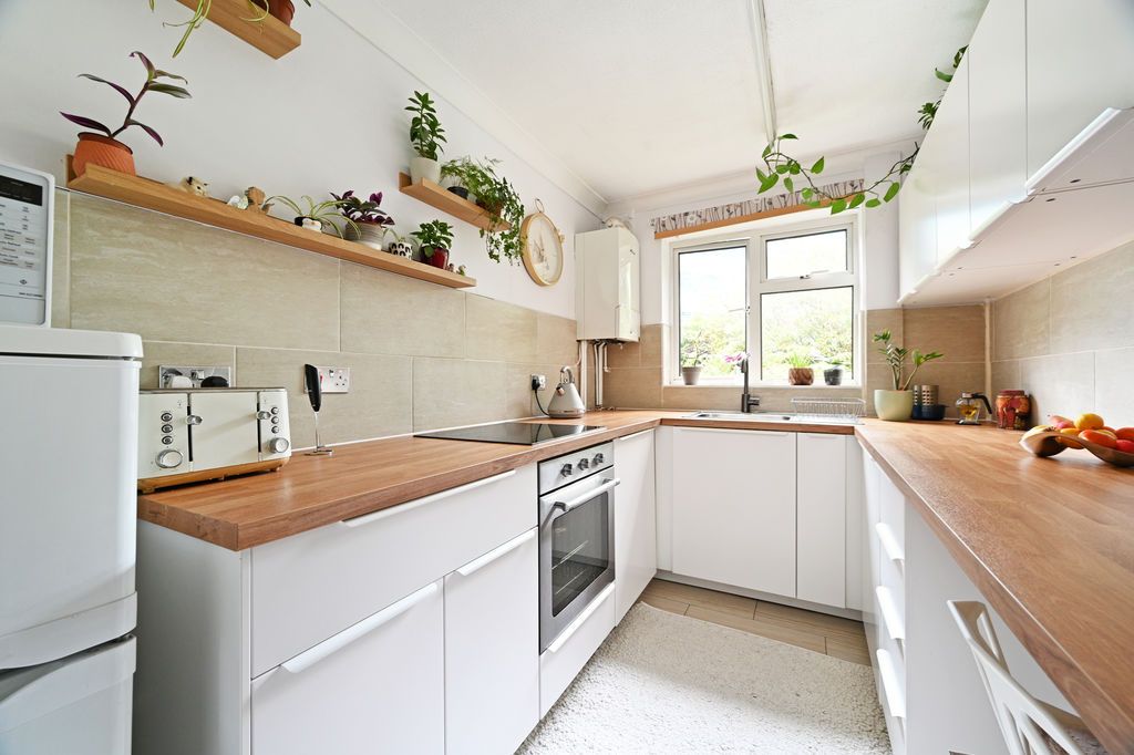 Property photo 3 of 19 Kitchen