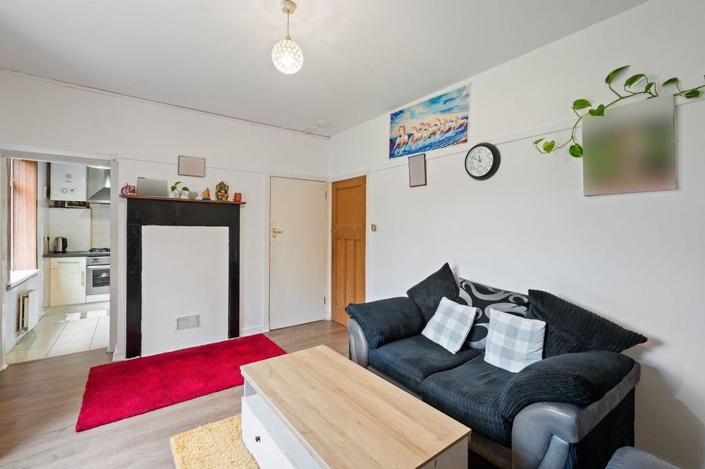 2 bed flat for saleCarrick Knowe Avenue, Carrick Knowe, Edinburgh EH12 photo 4