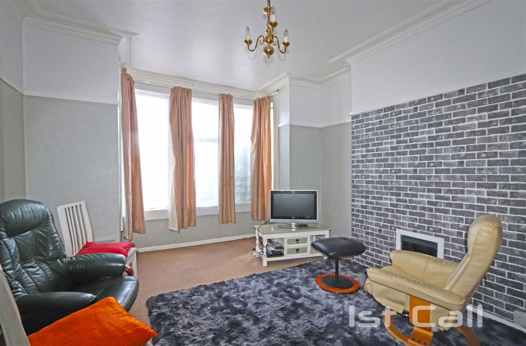 Property photo 2 of 11 Lounge