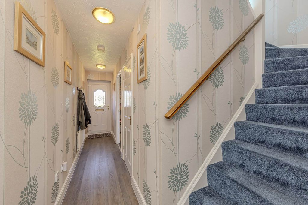 Property photo 2 of 28