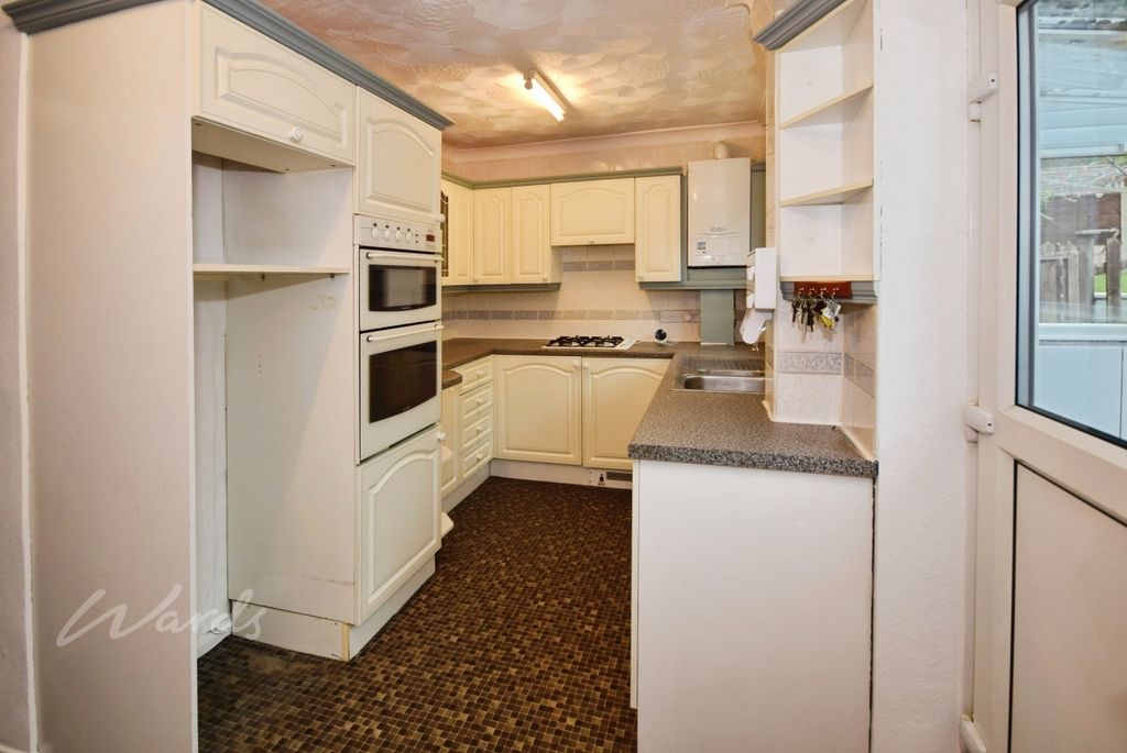Property photo 2 of 11 Queens Kitchen
