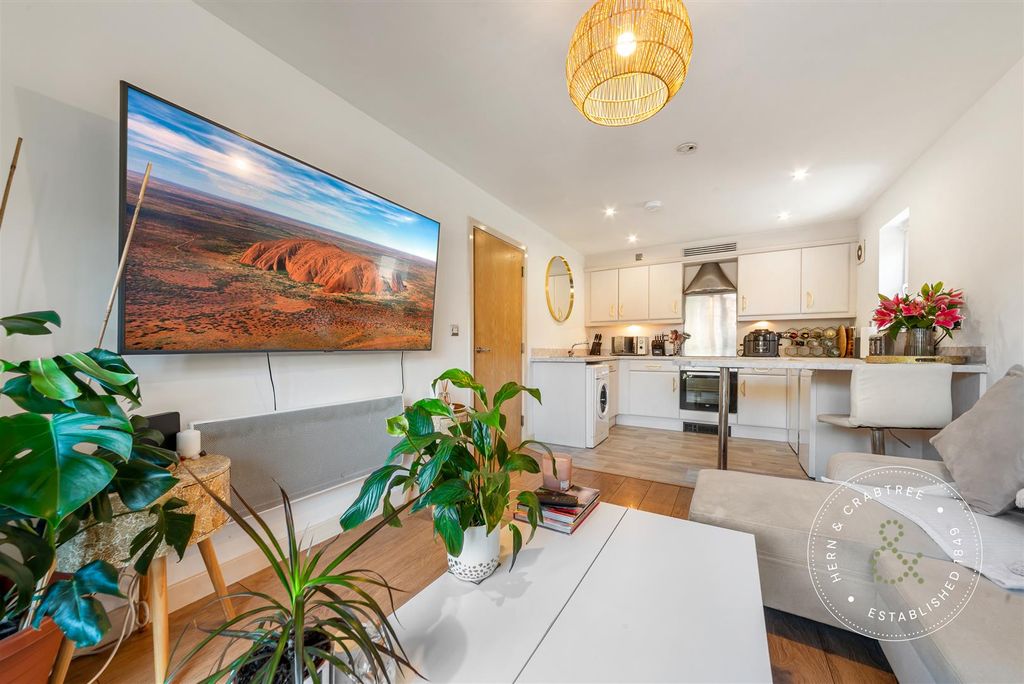Property photo 1 of 17 Lounge/Kitchen
