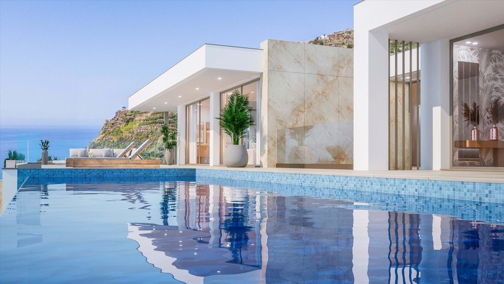 Property photo 1 of 44 House - 3 Bedrooms + 1 Bedrooms - Arco Da Calheta