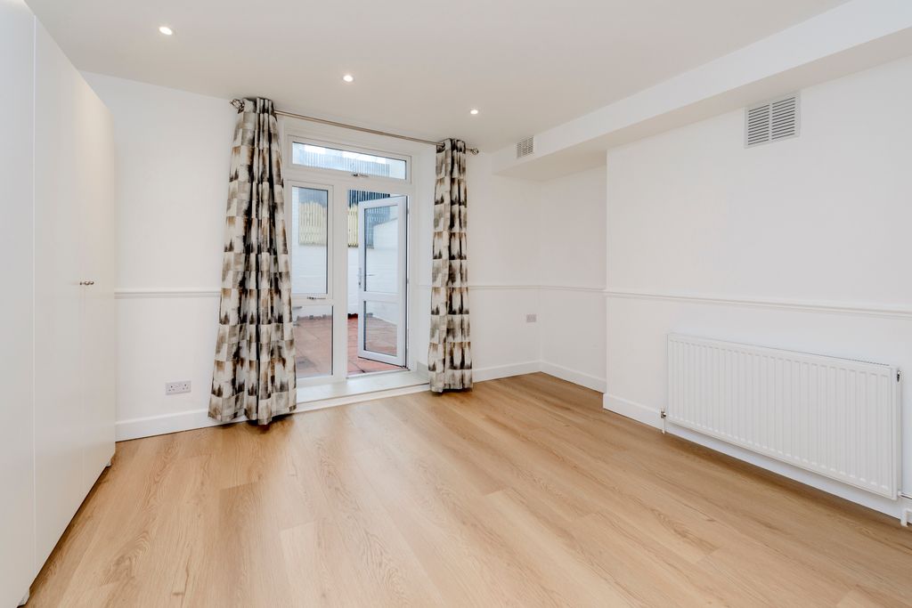 Property photo 2 of 9 1@27 Craven Terrace-1943.Jpg