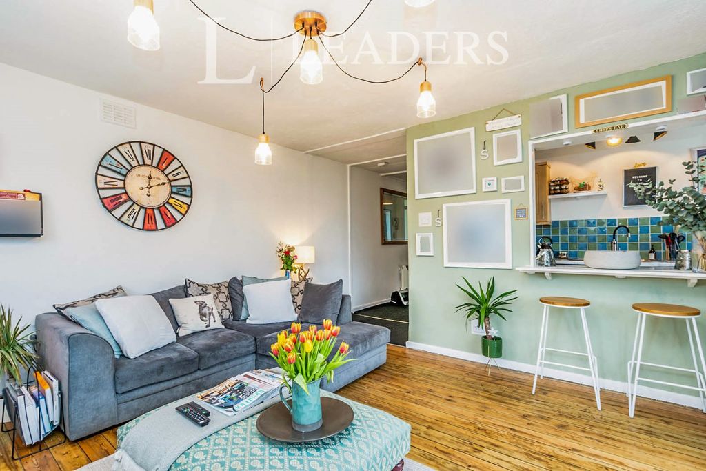 Property photo 3 of 10 Lounge-
