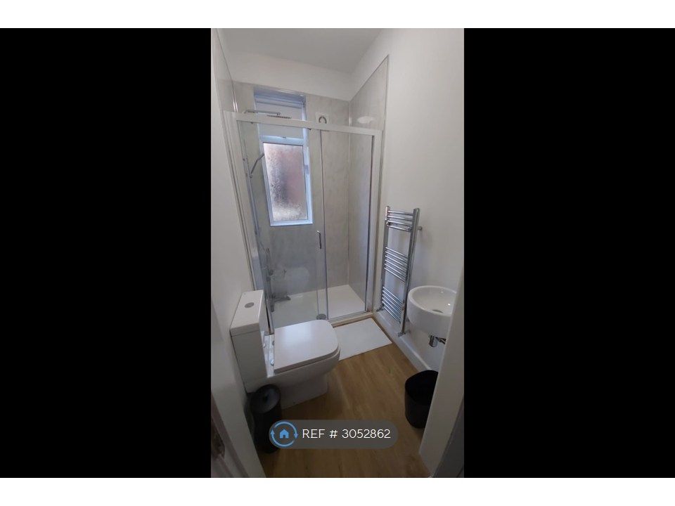 Property photo 2 of 7 Ensuite 1