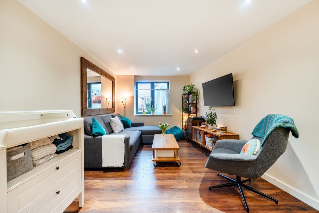 Property photo 1 of 15 4670233