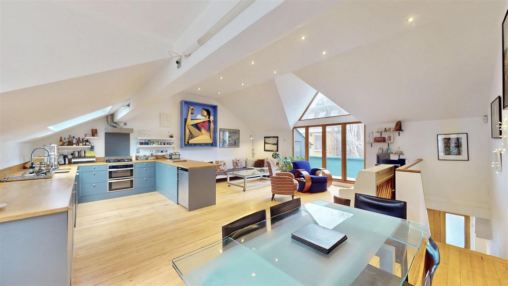 Property photo 2 of 44 Murray-Mews-02172026_165427.Jpeg