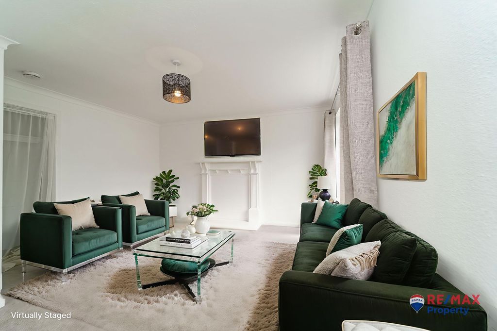 Property photo 1 of 20 Lounge