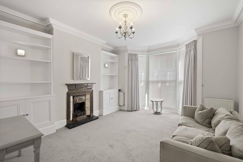 Property photo 1 of 10 Living Room