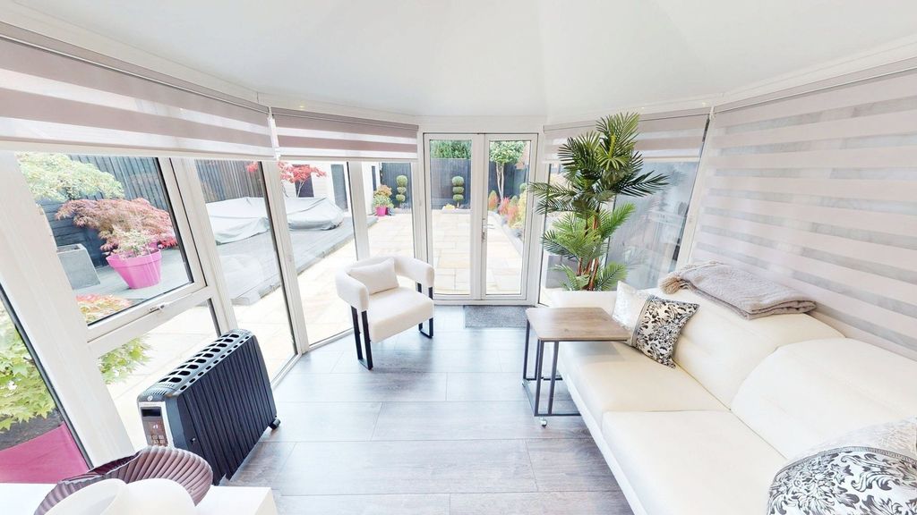 Property photo 3 of 21 Conservatory