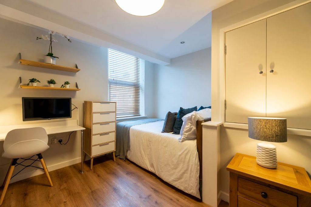 Property photo 3 of 16 64Ea - Bedroom 1