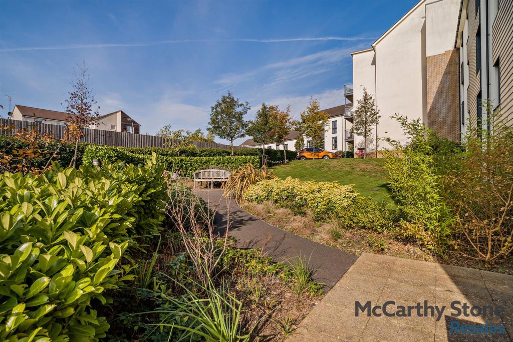 Property photo 2 of 14 Communal Gardens