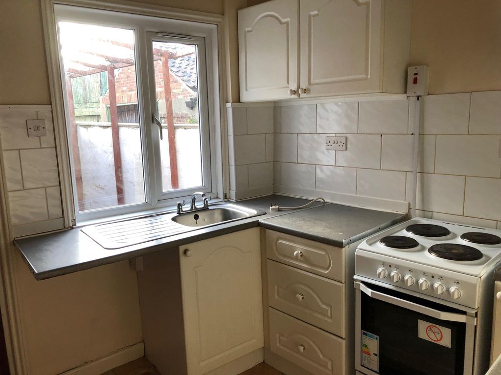 Property photo 3 of 10 Kitchen