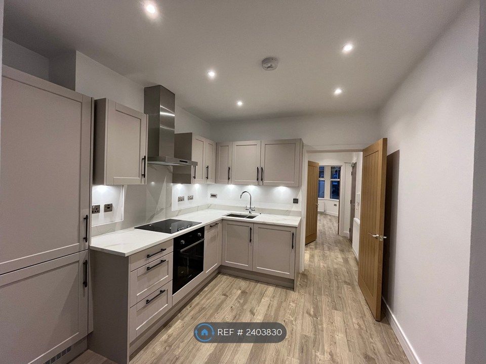 Property photo 3 of 11 Kitchen