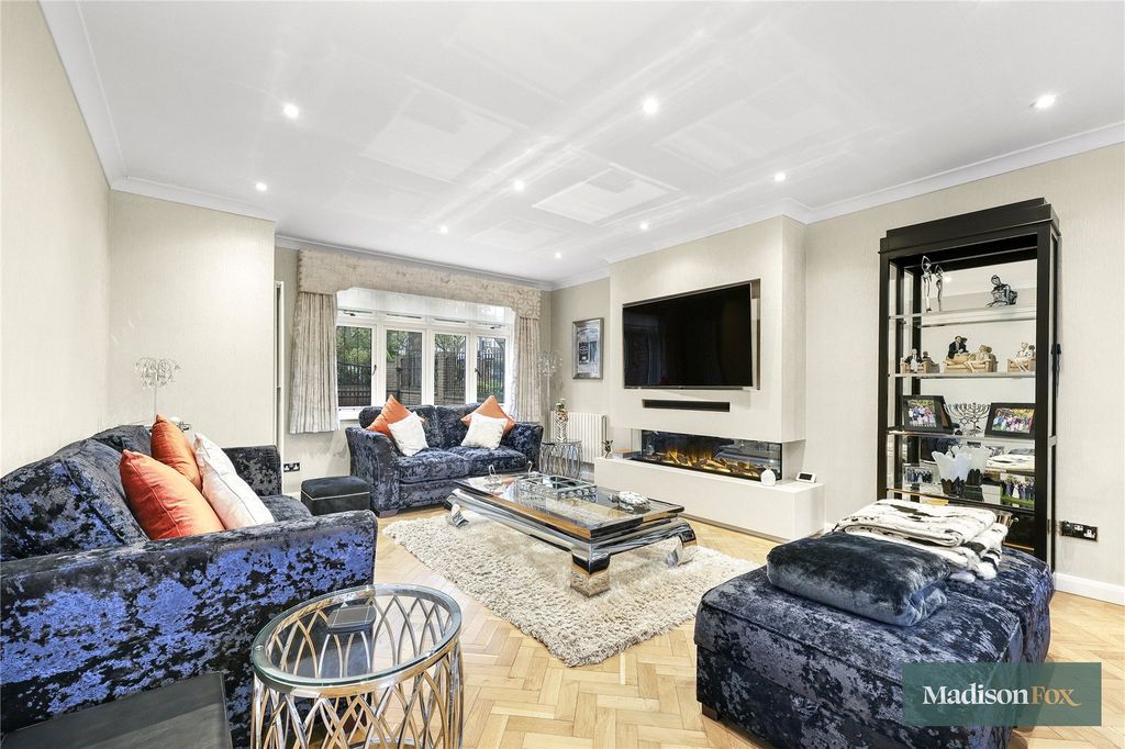 Property photo 3 of 39 Picture No. 32