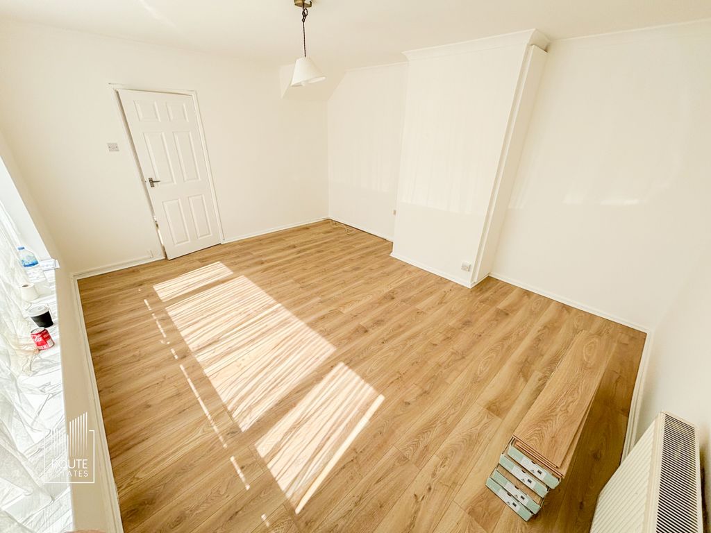 Property photo 1 of 12 Photo 8