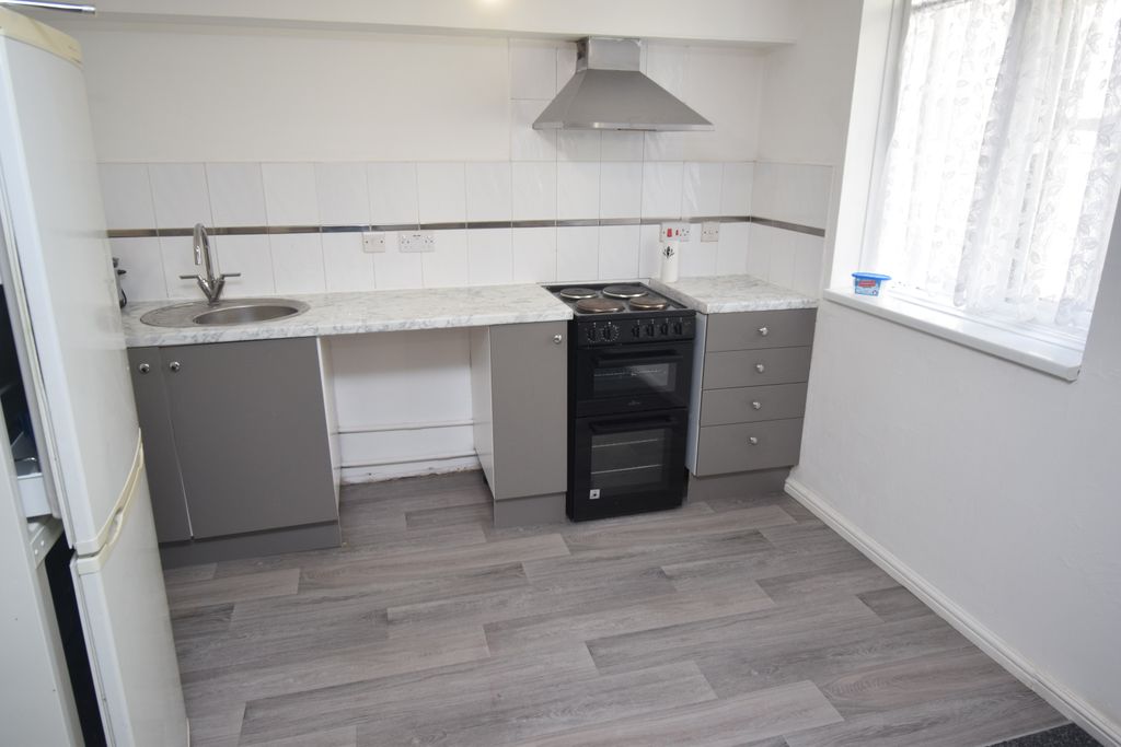 Property photo 2 of 8 Kitchen