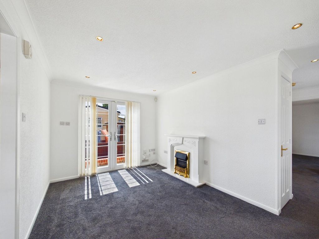Property photo 3 of 10 Living Room