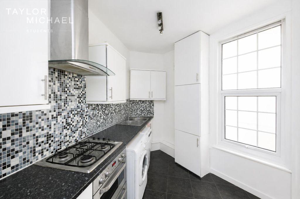 Property photo 2 of 11 Kitchen