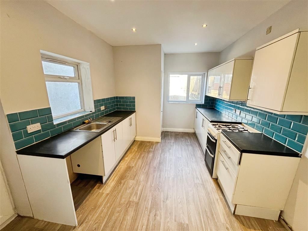 Property photo 3 of 12 Kitchen