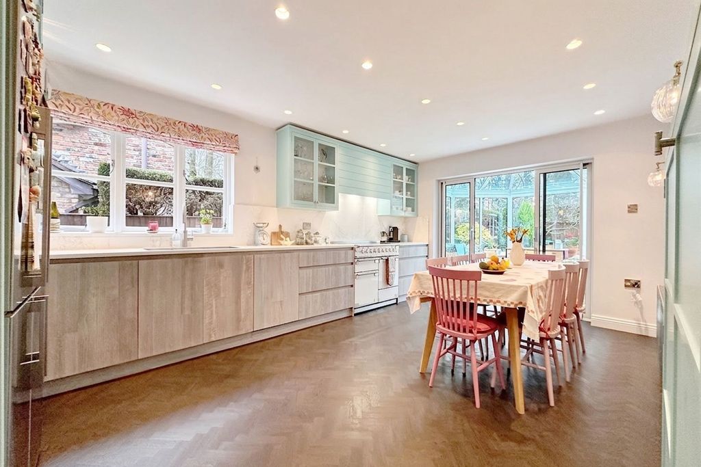 Property photo 3 of 34 Dining Kitchen