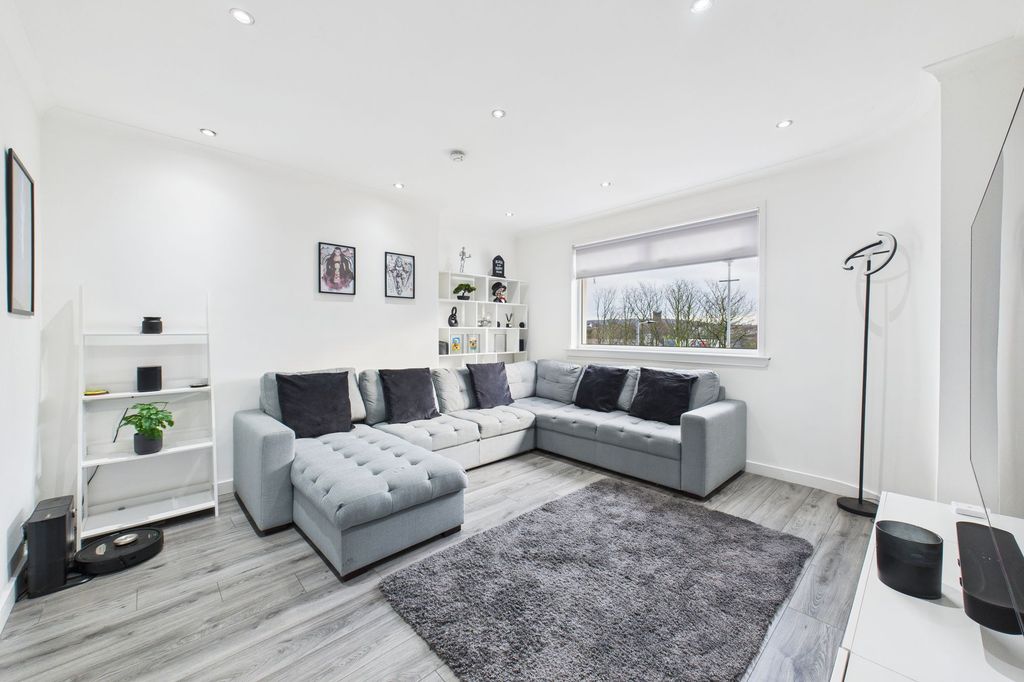 Property photo 3 of 18 Lounge Angle 2