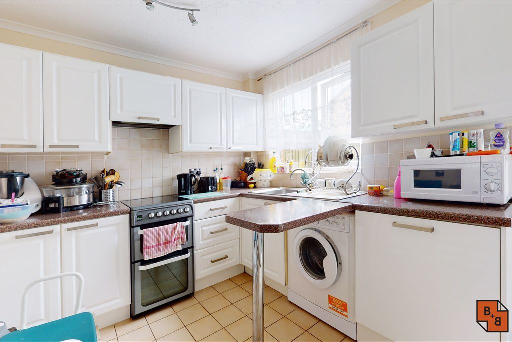 Property photo 3 of 11 Kitchen