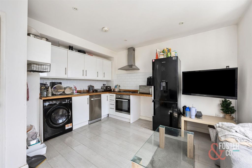 Property photo 3 of 14 Whippingham Road, 22 (Upstairs Flat)-009.Jpg