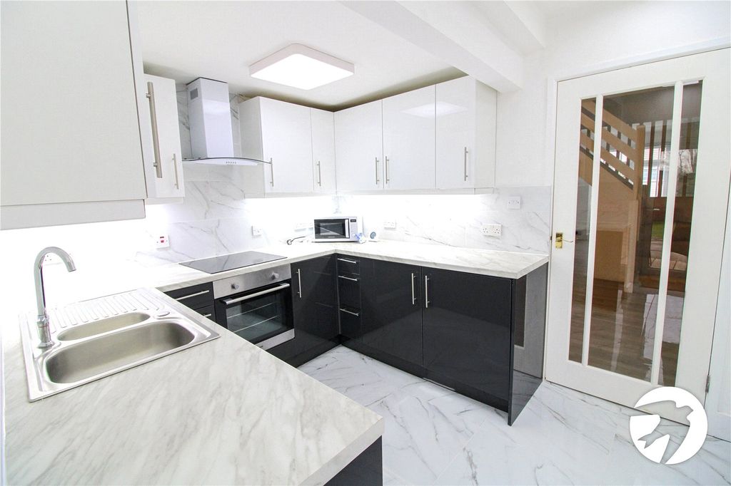 Property photo 2 of 11 Kitchen5