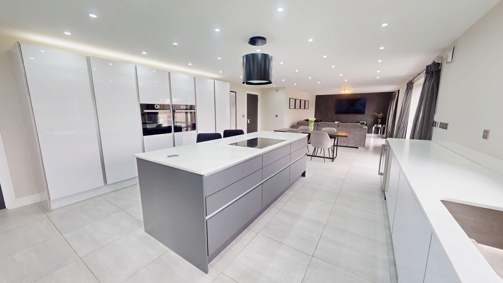 Property photo 3 of 70 4036168