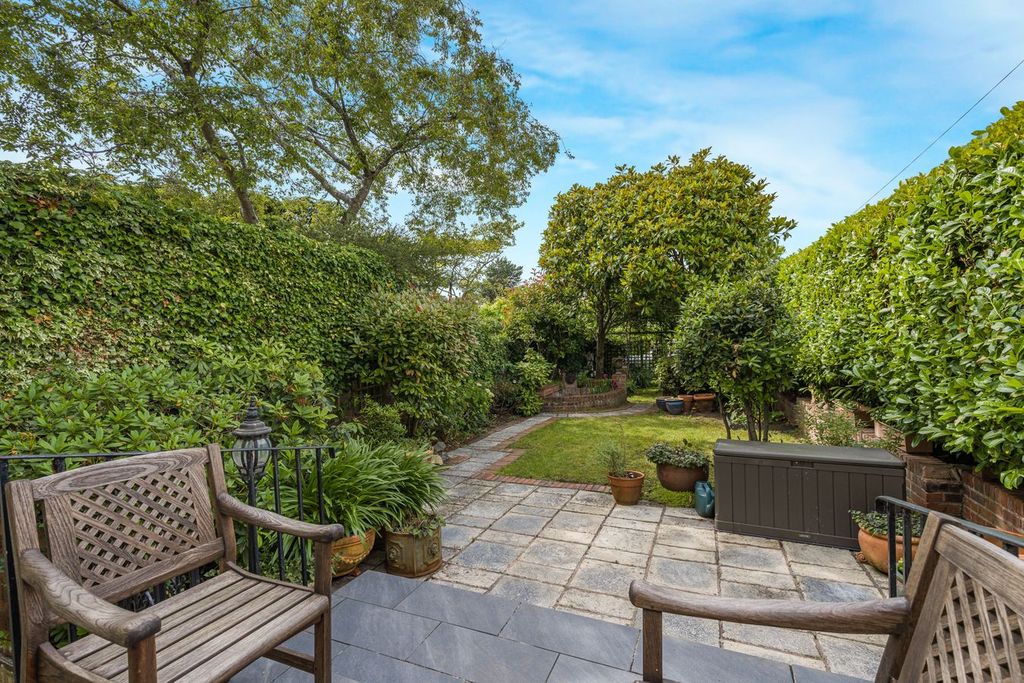 Property photo 2 of 32