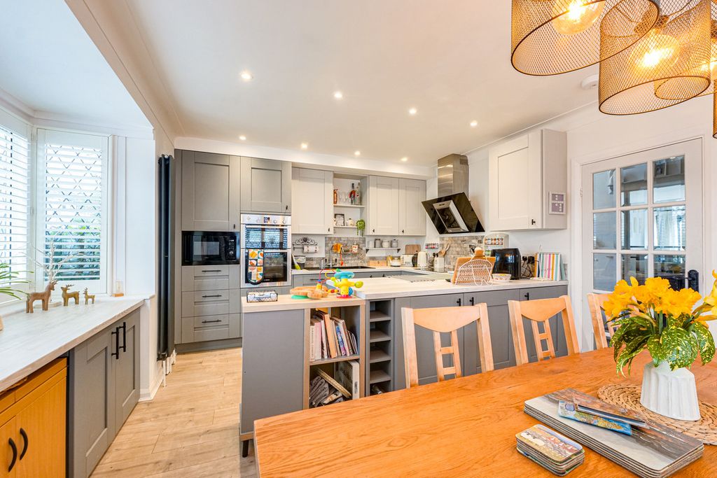 Property photo 2 of 36