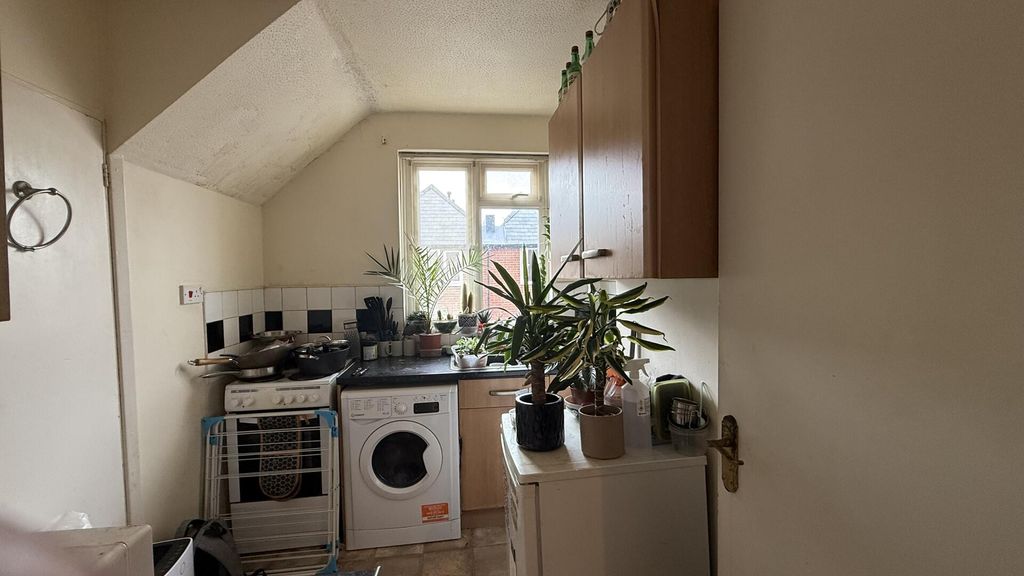 Property photo 1 of 10 Kitchen