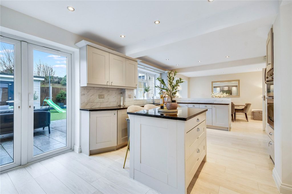 Property photo 3 of 21 Kitchen