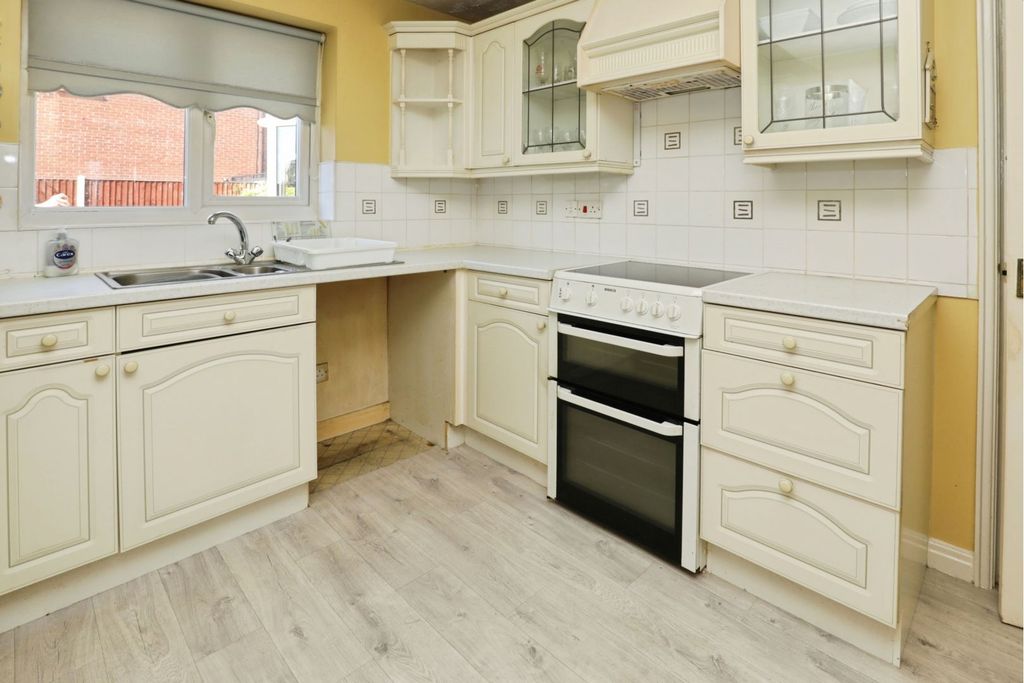 Property photo 3 of 15 Kitchen