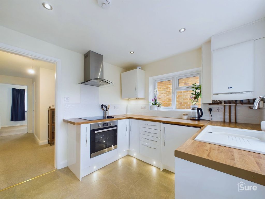 Property photo 3 of 11 Kitchen