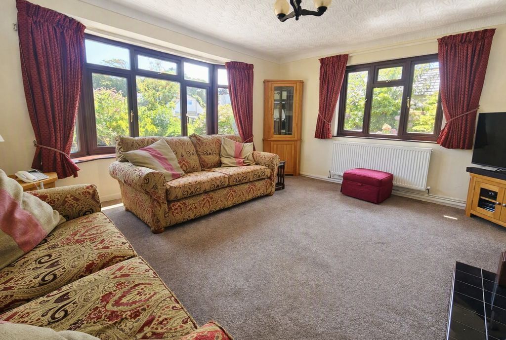 Property photo 2 of 14 Lounge