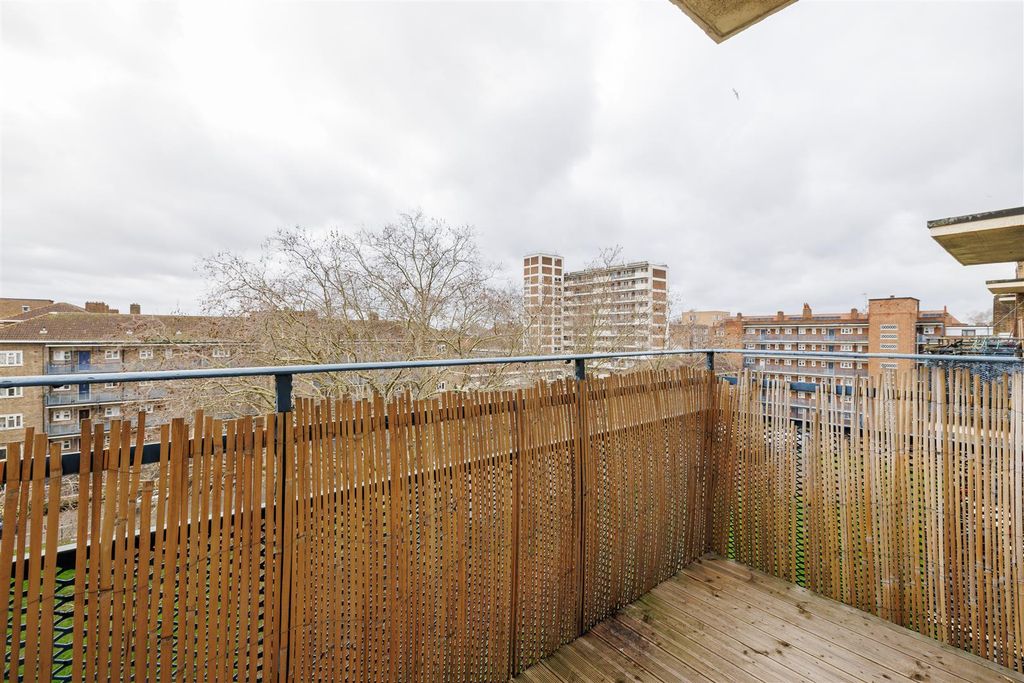 Property photo 2 of 16 Loddiges Road,E9