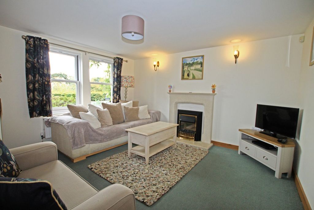 Property photo 2 of 12 Lounge