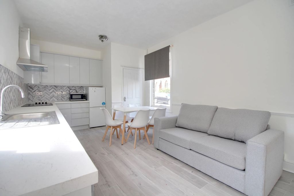 Property photo 1 of 11 Kitchen