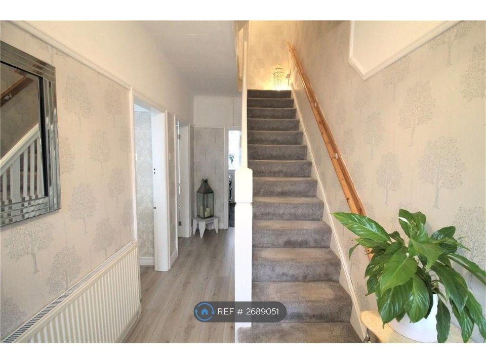 Property photo 2 of 10 Hallway