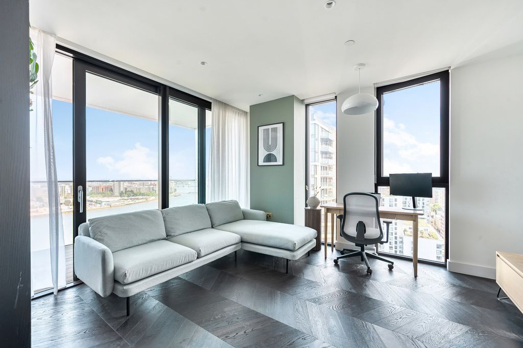 Property photo 2 of 27 Lounge