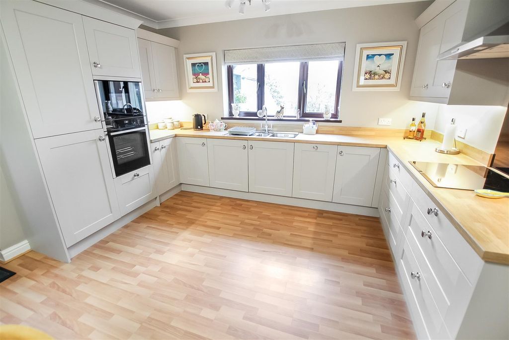 Property photo 2 of 10 Kitchen.Jpg