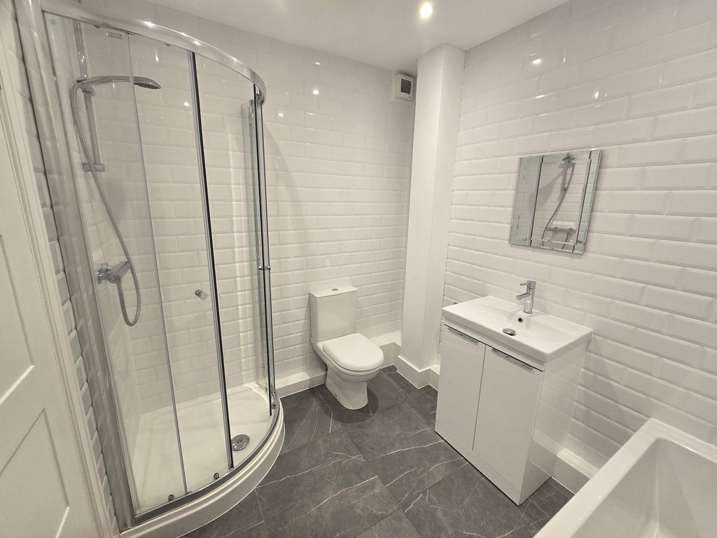 Property photo 3 of 8 En Suite Bathroom