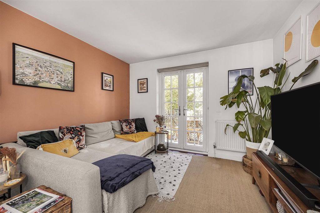 Property photo 2 of 15 14 Riseholme Court Cadogan Terrace -008.Jpg