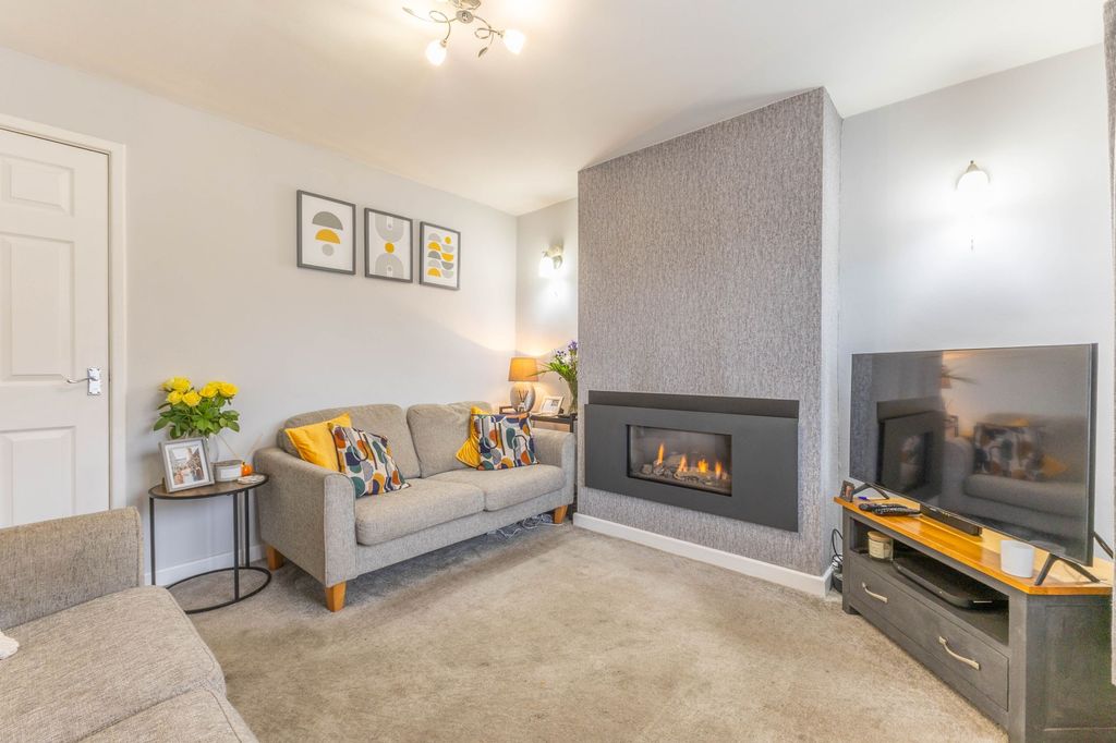 Property photo 2 of 25