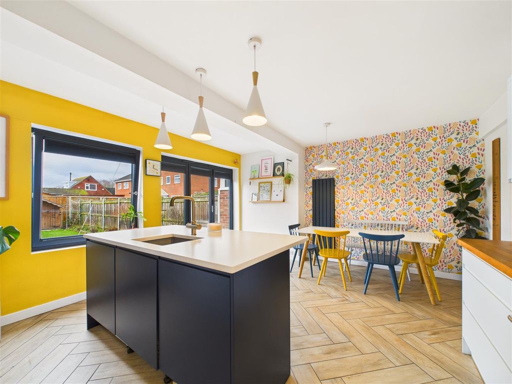 Property photo 3 of 17 Cam03303G0-Pr0287-Still006.Jpg