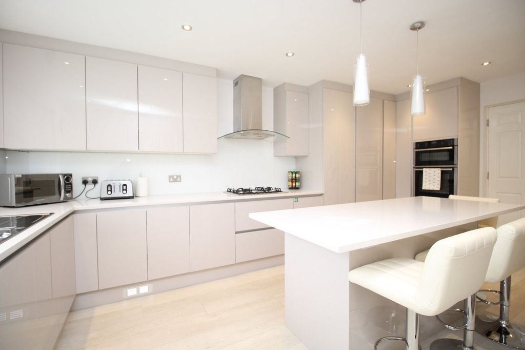 Property photo 2 of 30 Dining Kitchen