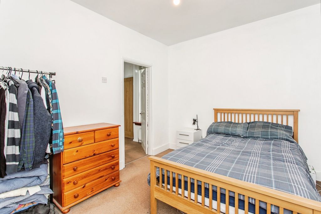 Property photo 2 of 17 Bedroom